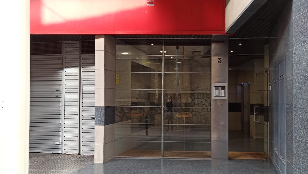 Puerta de Entrada oficinas de Cornellá centro